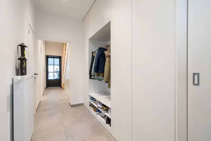Bent u op zoek naar een ruime en instapklare woning in een rustige buurt van Lede? Deze prachtige woning combineert modern wooncomfort met energiezuinigheid!

Belangrijkste kenmerken:
- Leefruimte met open keuken
- 3 ruime slaapkamers – Perfect voor gezin