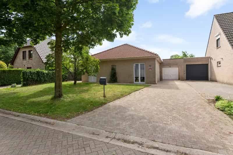Laagbouwwoning met Bijgebouw Tuin en Zwembad