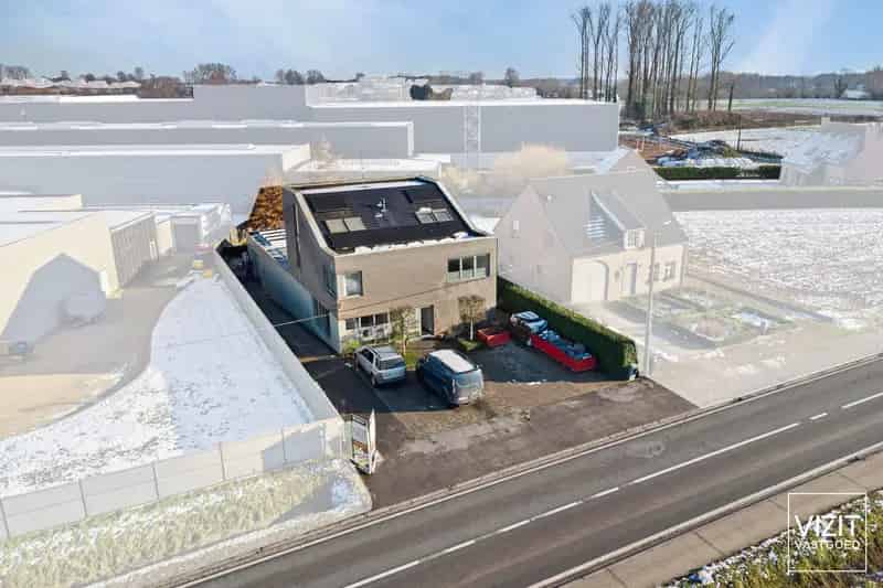 Bedrijfsruimte met woning op commerciële ligging