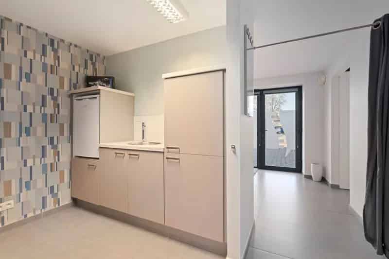 Prachtige 100% instapklare bel-etage met praktijkruimte en/of extra woonruimte gelegen te Willebroek.