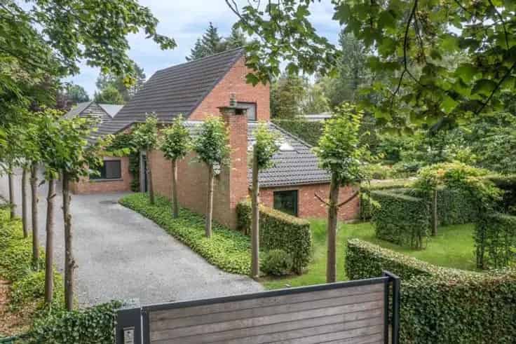 Huis Te Koop Schilde: Droomtuin en Ruime Villa