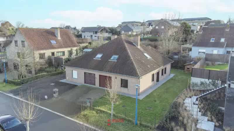 Halfopen villa Leeuwerikstraat