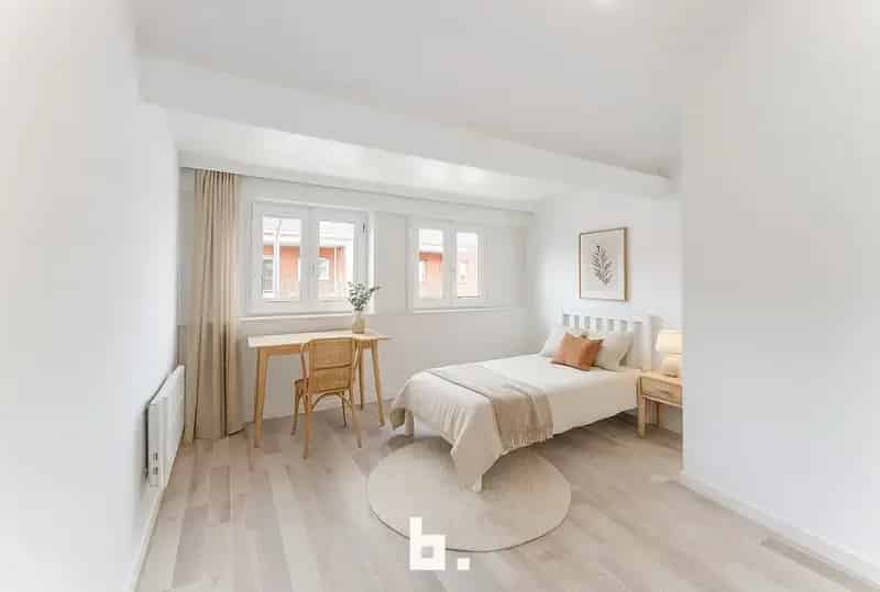 Compleet gerenoveerde woning met 2 slpk + tuin te Zwevegem