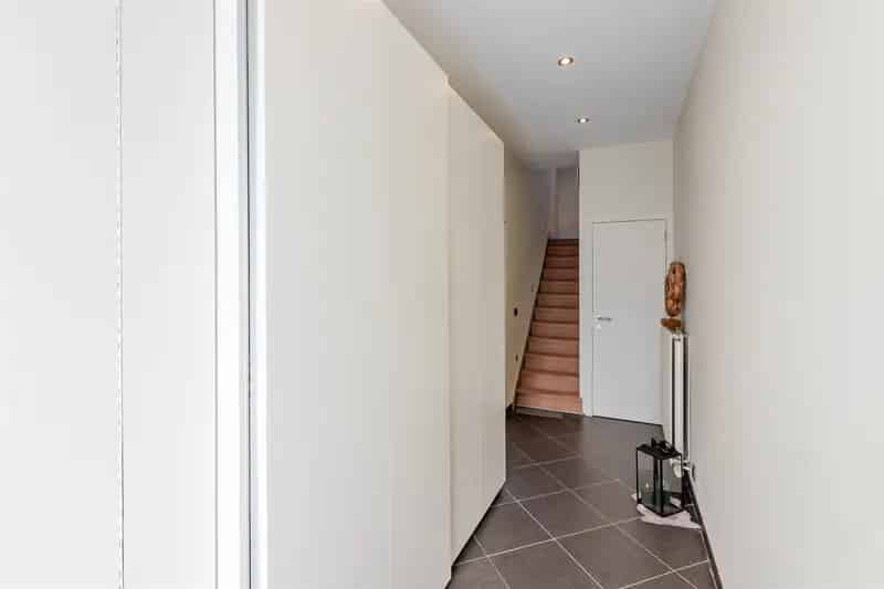 Uitstekend gerenoveerde woning met tuin en parkeerplaats