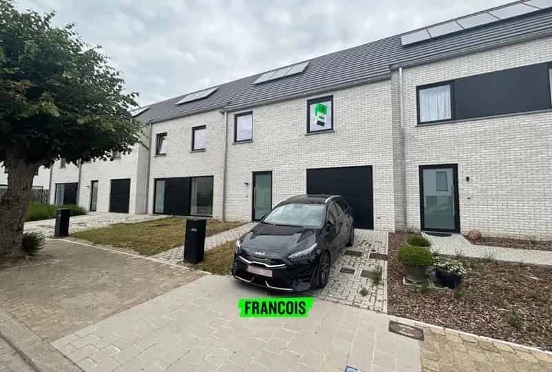 Energiezuinige nieuwbouwwoning met 3 slaapkamers, garage en tuin in centrum Pittem