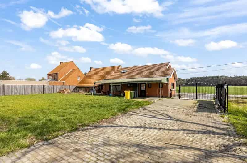 FANTASTISCH GELEGEN, DEELS GERENOVEERDEWONING OP 1817M2!