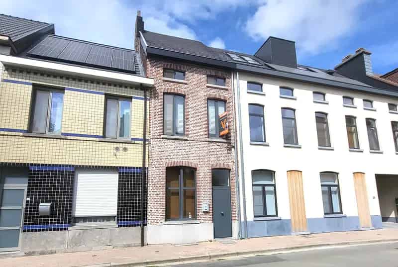 Prachtig gerenoveerde woning op wandelafstand van het centrum met zuidgerichte tuin.