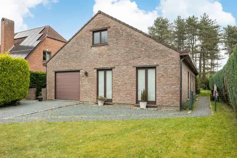 Te renoveren landhuis met 3 slaapkamers en garage op 1.117m²