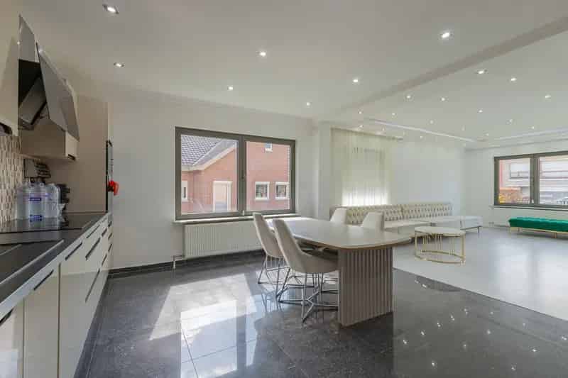 Villa op 10a met 5 slaapkamers, grote tuin, dubbele garage!