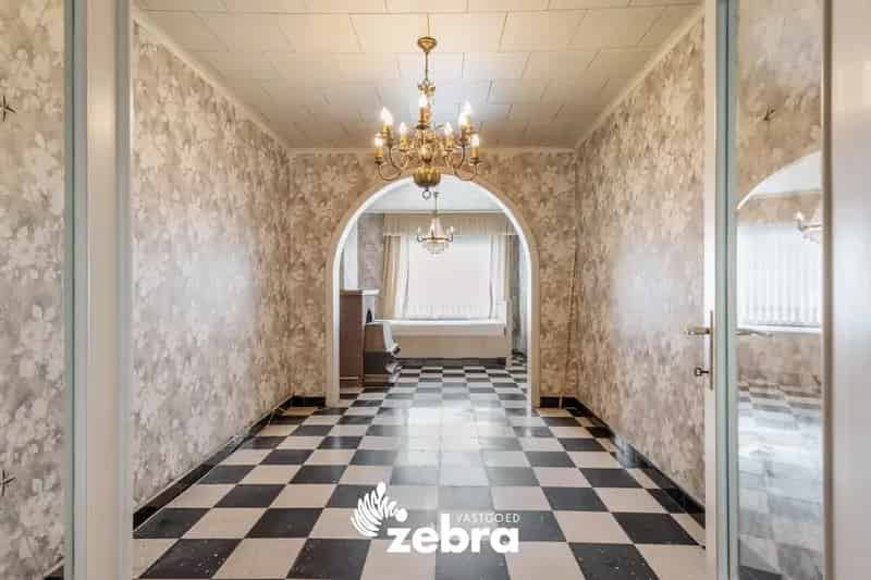 Te renoveren woning met 3 slaapkamers te Oostrozebeke!