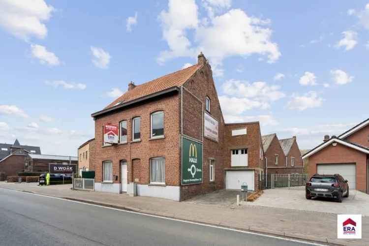 Huis te koop Dworp: 4-6 slaapkamers, grote loods, renovatieproject