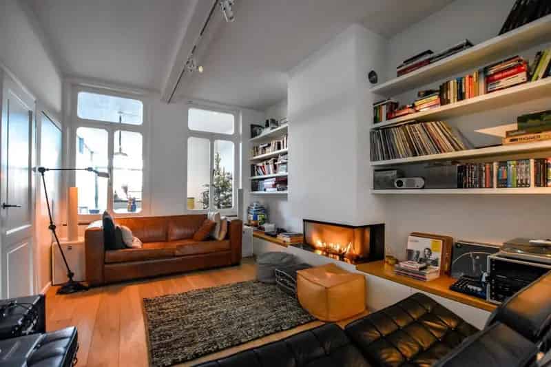 Met smaak gerenoveerde woning op een perceel van 747m² met toegang langs de zijkant.