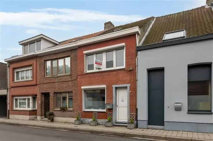 Gezinswoning met Tuin en Parkeergelegenheid Te Koop
