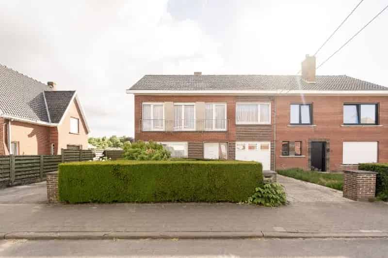 Ruime halfopen bebouwing met twee garages en zonnige tuin in rustige omgeving!