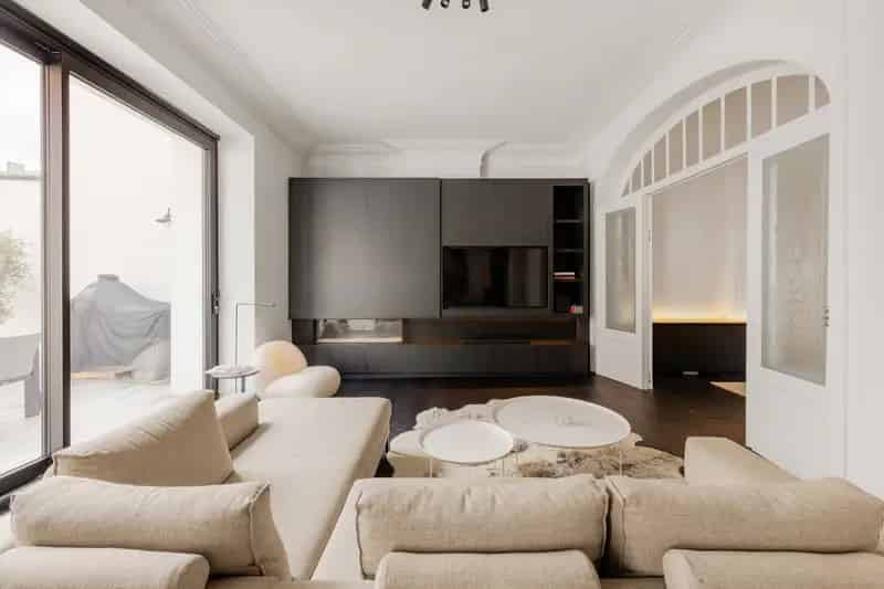 SUBLIEM GERENOVEERDE HERENWONING MET DUBBELE GARAGE.