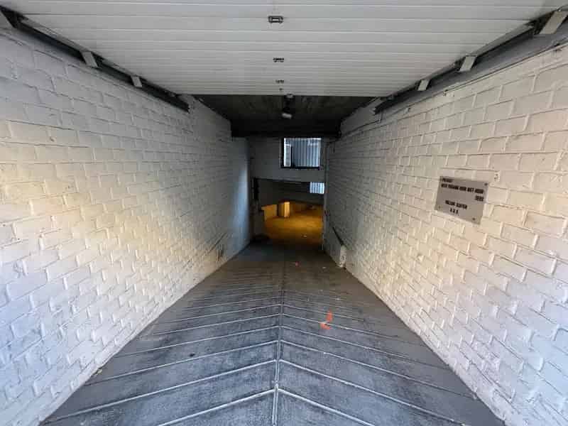 Veilige parkeermogelijkheid vlakbij St-Pietersstation : 1 garagebox beschikbaar.