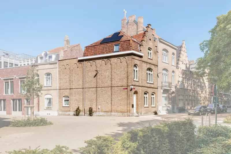 Centraal gelegen energiezuinige woning met 3 kamers op unieke ligging in het hart van Ieper