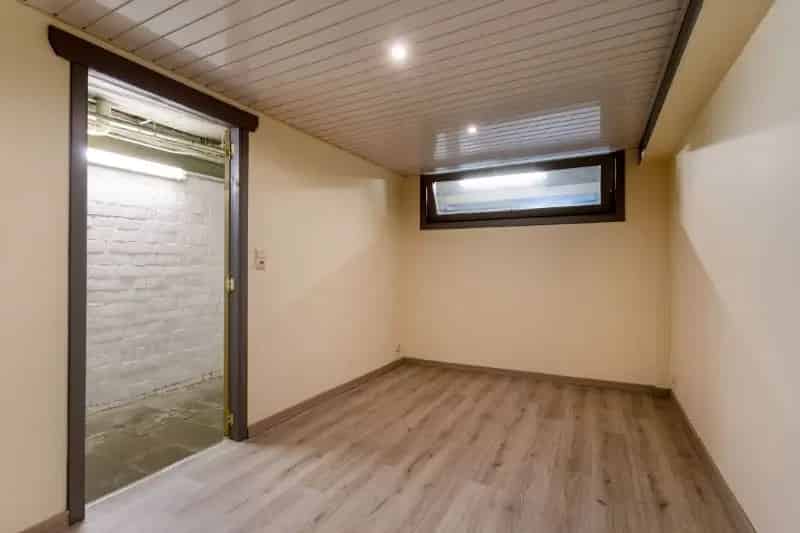 Zeer ruime garage met bel-etage woning en tuin te koop in Sint-Kathelijne-Waver