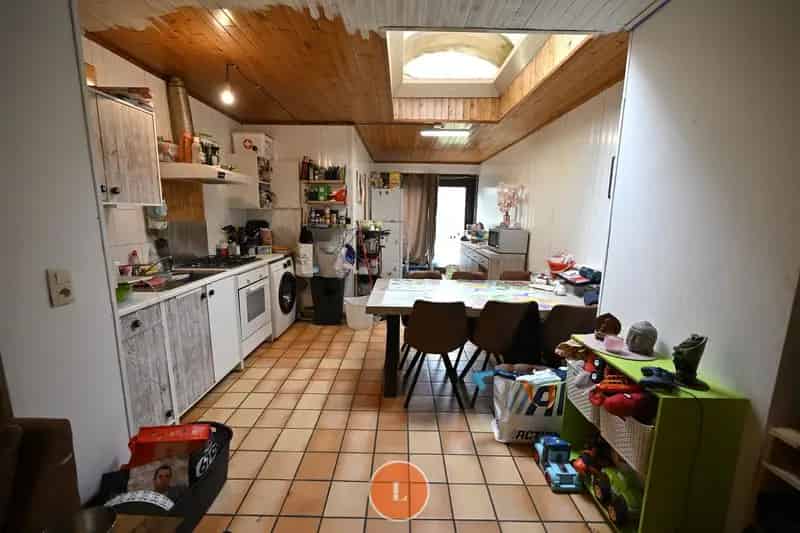 Op te frissen woning in Menen