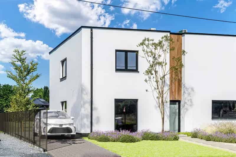 KWALITATIEF EN ENERGIENEUTRALE WONING OP RUSTIG GELEGEN PERCEEL TE PAAL