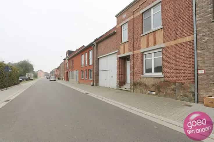 Huis Te Koop: Ruime Herenwoning met Weide en Garage