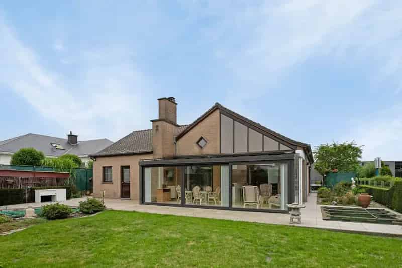 Ruime villa met alles op het gelijkvloers en tuin !