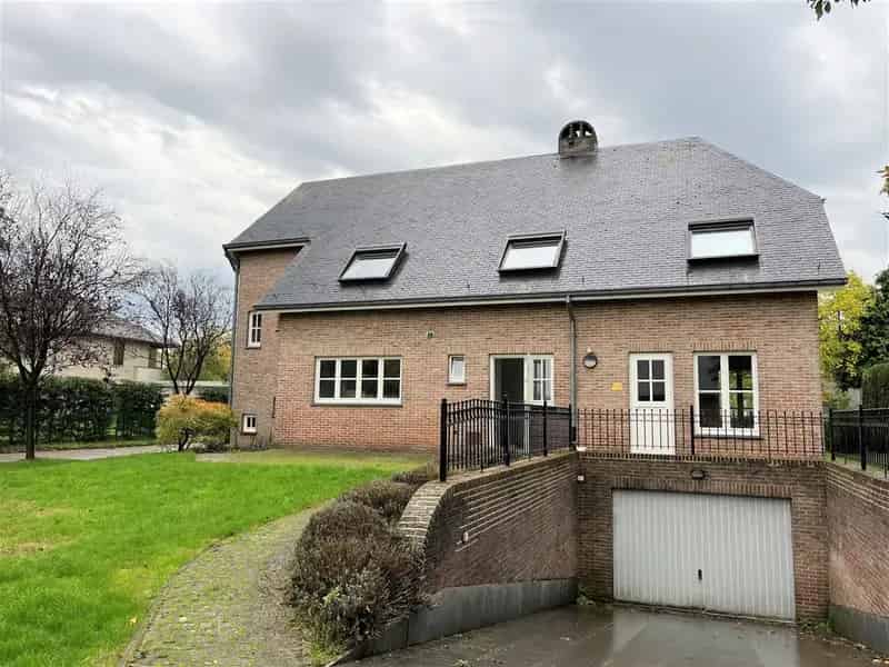 Gunstig gelegen en erg goed onderhouden villa.