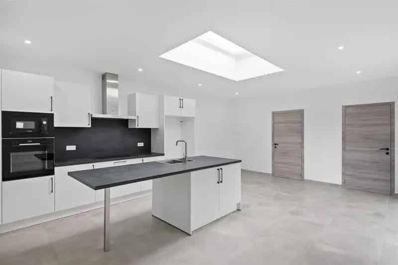 Volledig gerenoveerde woning met garage en magazijn