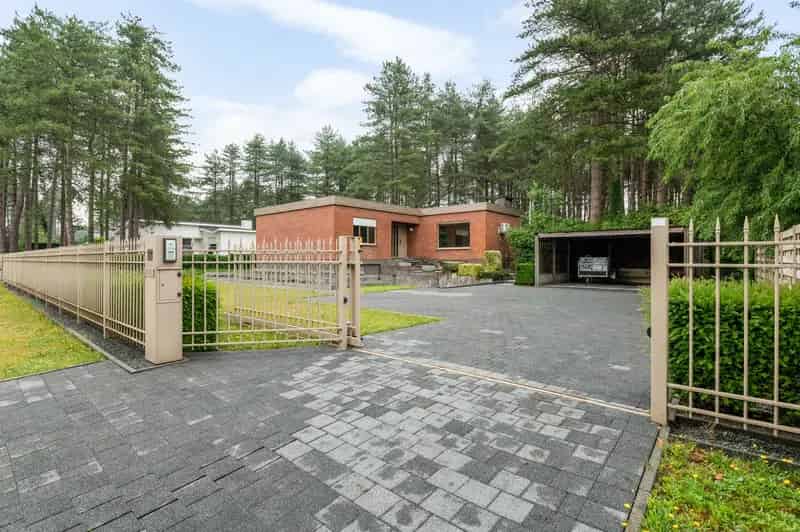 Deze residentieel gelegen woning met groene tuin biedt u veel mogelijkheden.
De eigendom omvat drie slaapkamers, één badkamer, en beschikt over twee garages. Het perceel heeft een totale oppervlakte van 2800 m², inclusief een ruim terras. 
Voldoende parke
