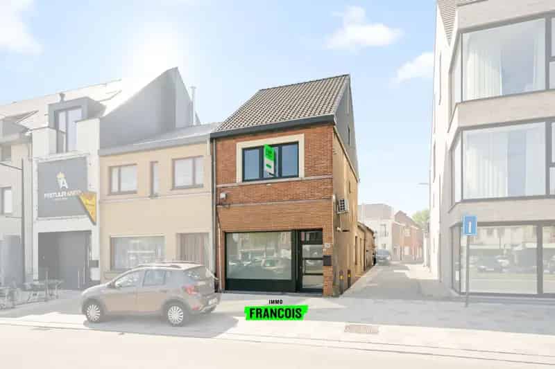 Instapklare woning met grote garage op het marktplein van Sint-Lievens-Houtem