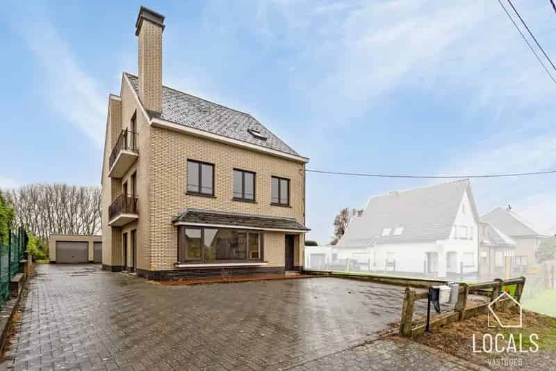 Huis ingericht als 3 appartementen te Denderleeuw