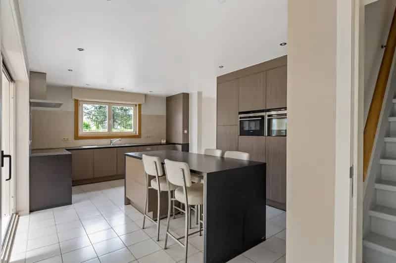 Instapklare woning op toplocatie met groot magazijn en tuin