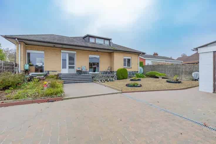 Bungalow Te Koop: 3 slaapkamers, tuin, garage, Baardegem