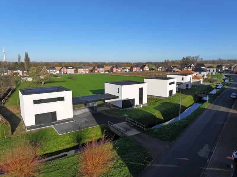 Moderne, energiezuinige nieuwbouwwoning met warmtepomp, zonnepanelen en een dubbele carport, residentieel en landelijk gelegen te Maasmechelen-Boorsem