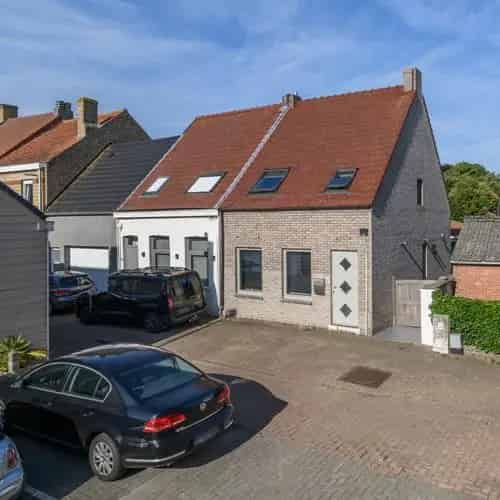 Ontdek deze ruime en gezellige rijwoning met een uiterst centrale ligging!