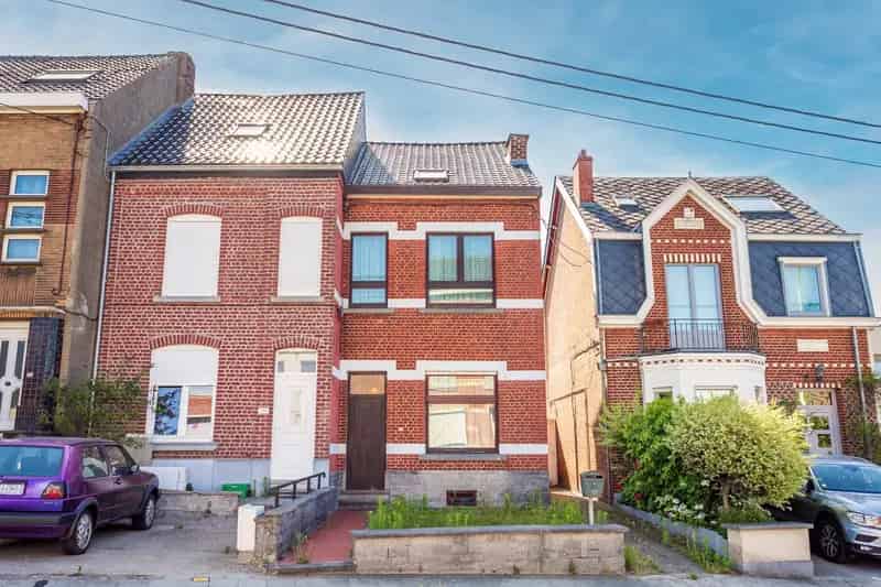 Te renoveren 3-gevelwoning met 3 slaapkamers en tuin