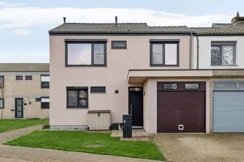 Recent vernieuwde gezinswoning met 4 slaapkamers en inpandige garage