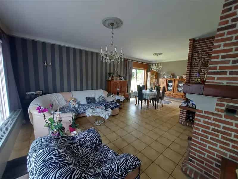 Veelzijdig renovatiepand met woonst en winkel Vloesberg