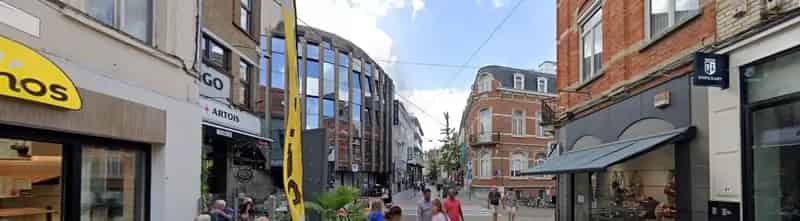 TOP GELEGEN COMMERCIEEL GEBOUW