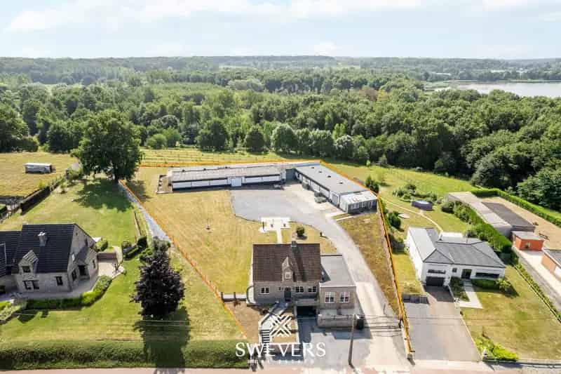 Instapklare gezinswoning met magazijn op ruim perceel