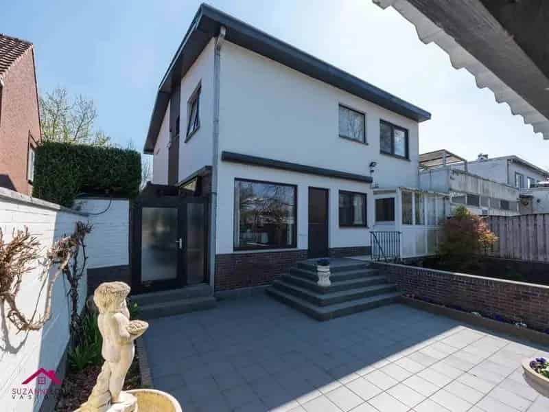Huis te huur: Ruime woning met garage te renoveren