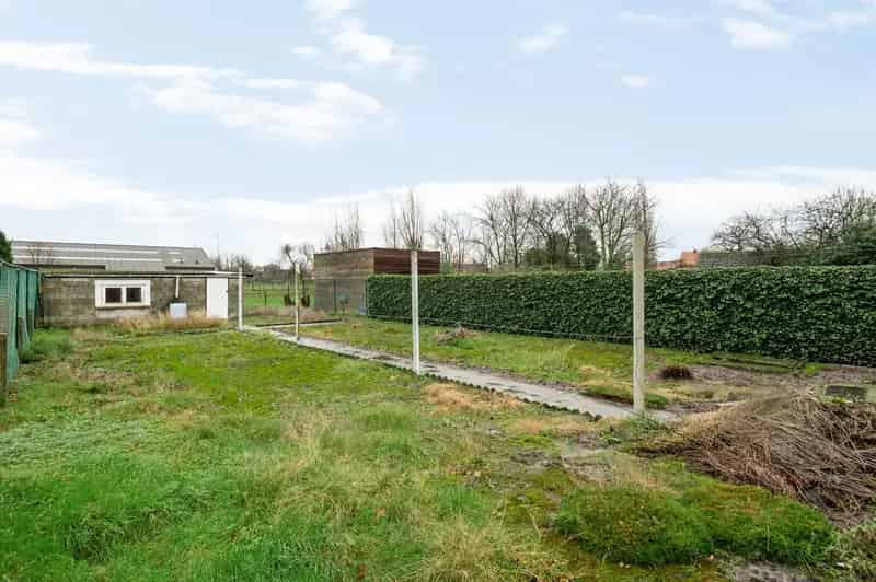 Rustig gelegen te renoveren woning te Zandvliet, met 3 slaapkamers en een grote tuin.
