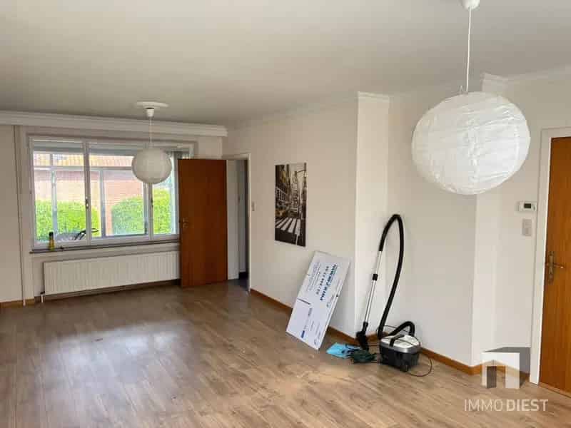 Goed gelegen woning met 3 slaapkamers, garage en tuin