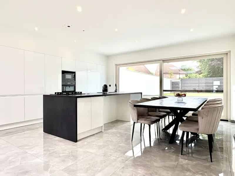Compleet gerenoveerde woning met uitweg, 2 badks, ¾ slks en tuin.