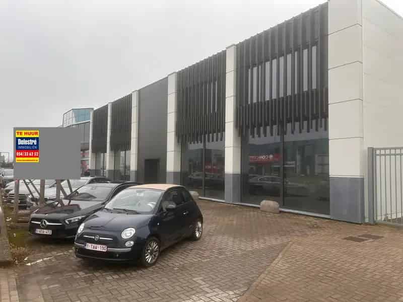 COMMERCIEEL GEBOUW MET PARKING