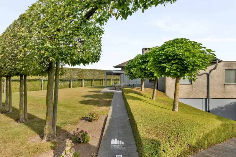 Goed onderhouden villa met grote tuin en twee garages op centrale ligging.