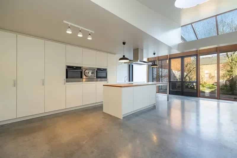 Stijlvol gerenoveerde woning met zonnige tuin!