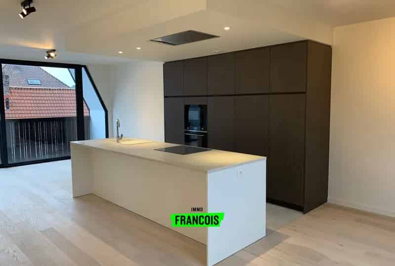 Triplex appartement met 4 kamers, inpandige lift en garagebox te Brugge centrum