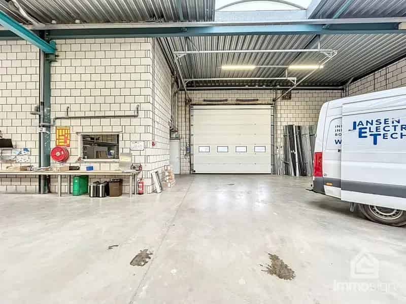 Handelspand met magazijn, kantoorruimte en instapklare woning te Lommel