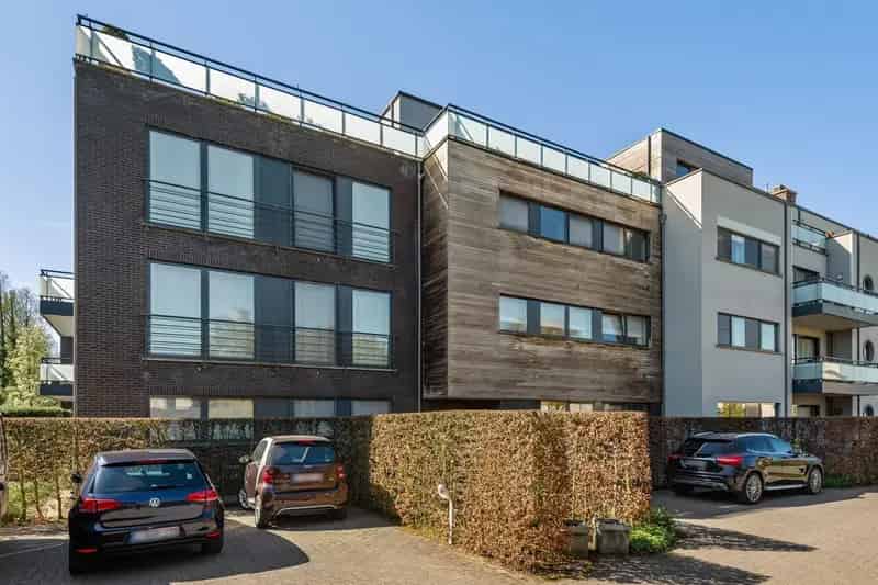 Zeer ruim gelijkvloers app met 2 slpks, tuin en garage